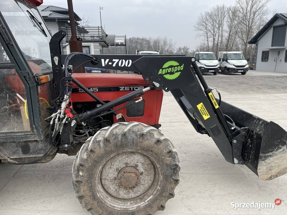 Ładowacz czołowy firmy Agrosped model V700