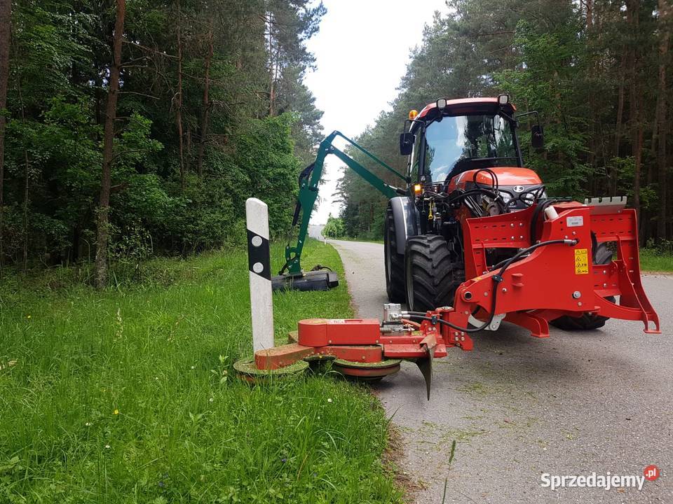 Kosiarka koszenie trawy wokół słupów farm Warszawa