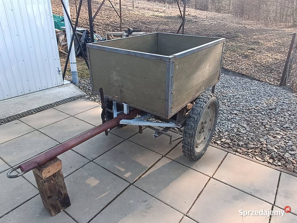 Przyczepka z hamulcem
