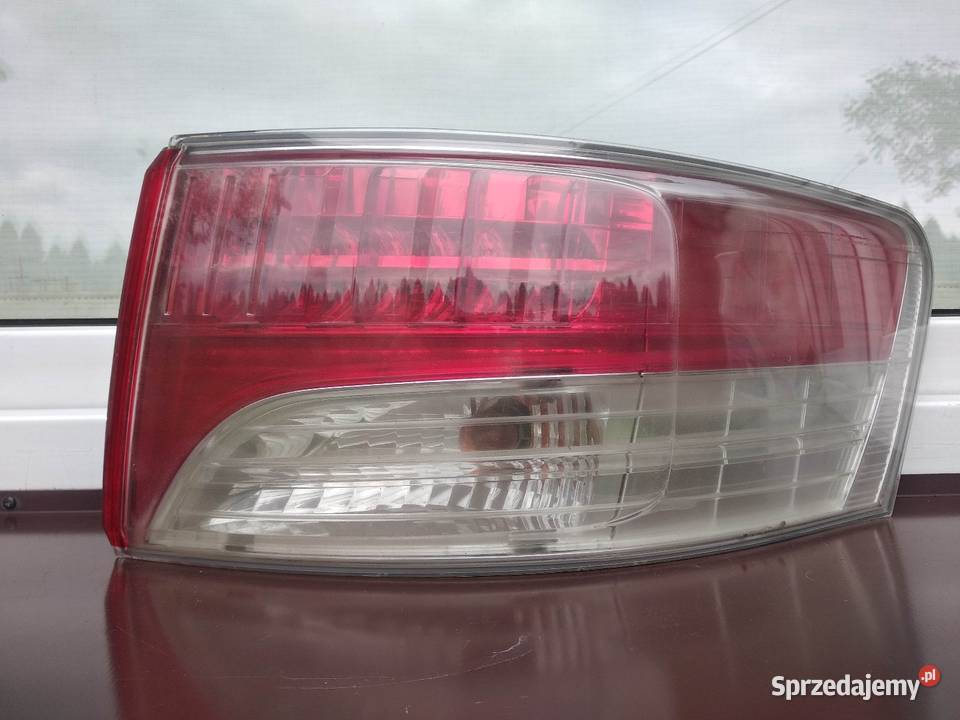 Toyota Avensis T27 sedan lampa tył tylna prawa w osobowe Sieradz