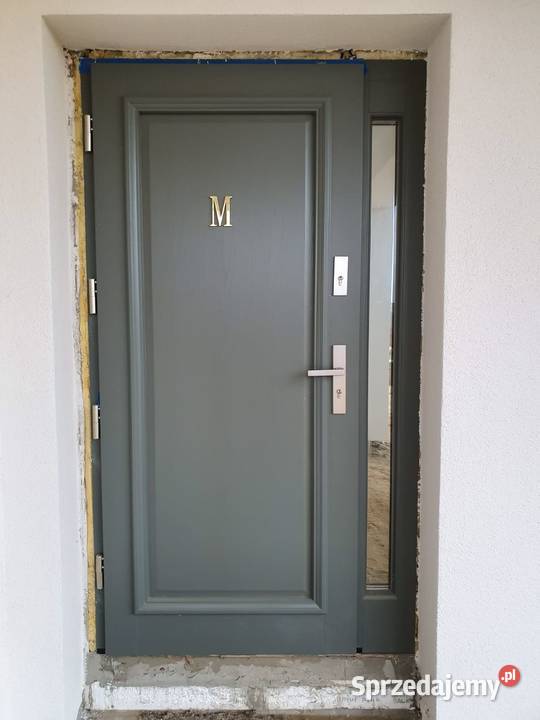 Drewniane drzwi z montażem do domu czyste powietrze