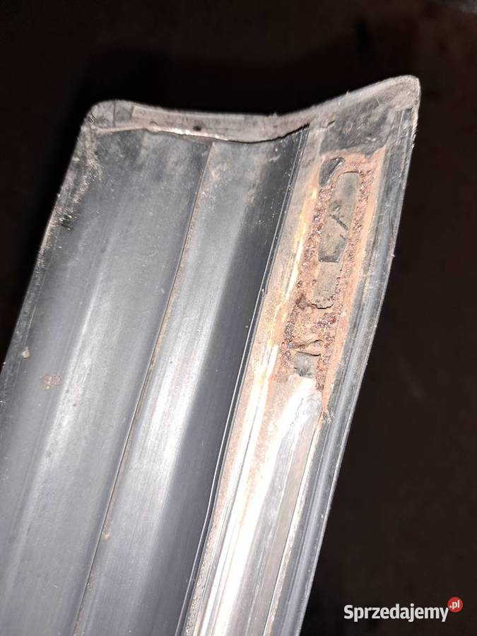 LISTWA DOLNA DRZWI PRAWYCH MERCEDES W123 COUPE Cieszyn