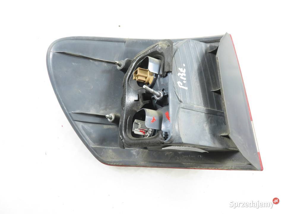LAMPA PRAWA TYLNA TOYOTA AVENSIS VERSO M2