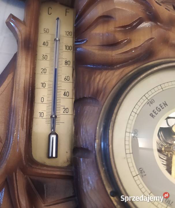 Barometr z termometrem w drzewie