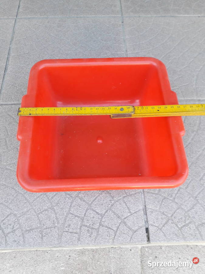 Czerwony plastikowy pojemnik kwadratowy o boku Kraków