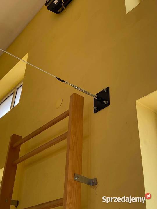 Konstrukcja kotary w szkole demontowana na lince