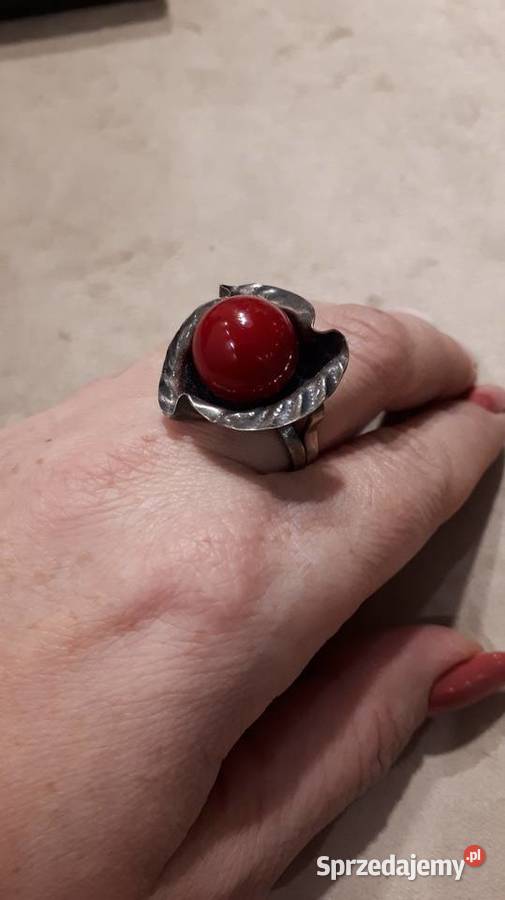 pierścionek srebrny z koralową kulką Skaryszew