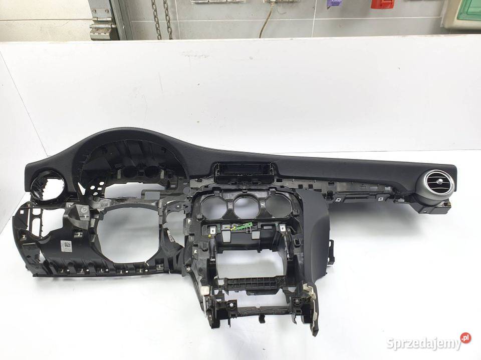 DESKA KOKPIT MERCEDES C W205 4MATIC Lipno