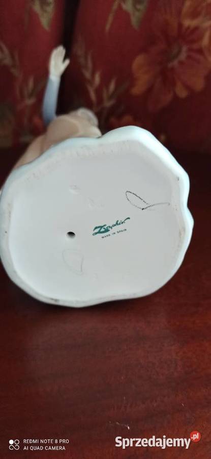 FIGURKA MŁODEJ DZIEWCZYNY Z pieskiem
Zaphir Made Porcelana i szkło Gdańsk