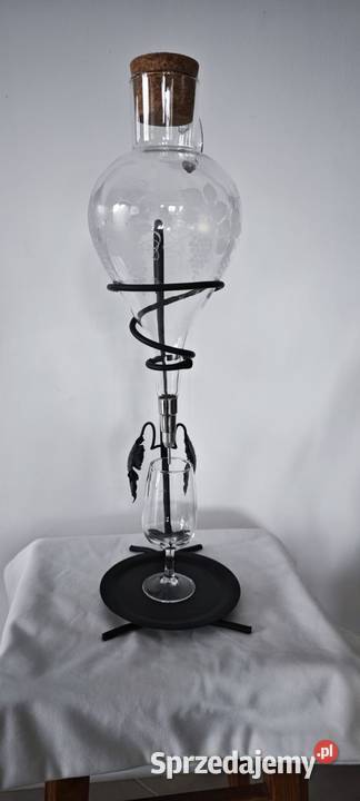 Karafka na wino na stojaku metaloplastyka wino Stojaki na wino Legnica