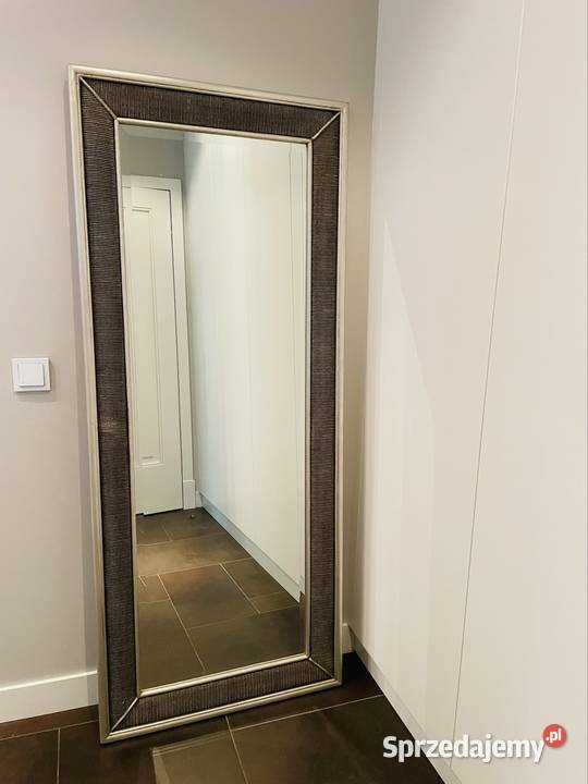 lustro w pięknie zdobiinej solidnej drewnianej Marki