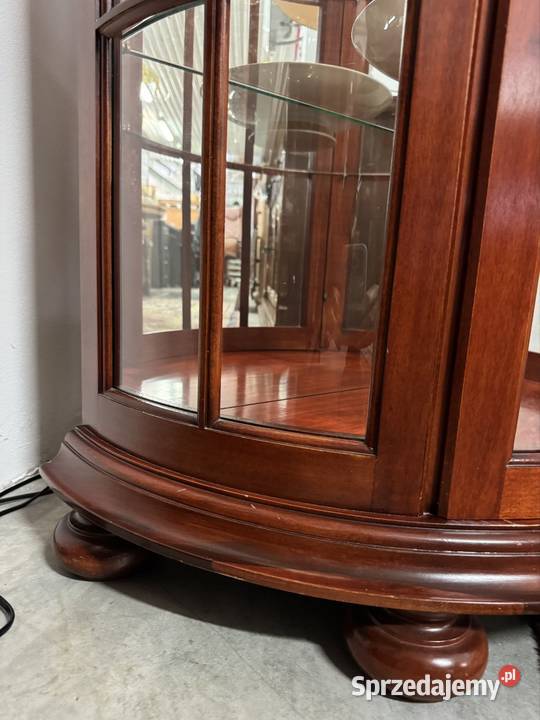Półokrągła przeszklona mała witryna ze szklanymi Ełk