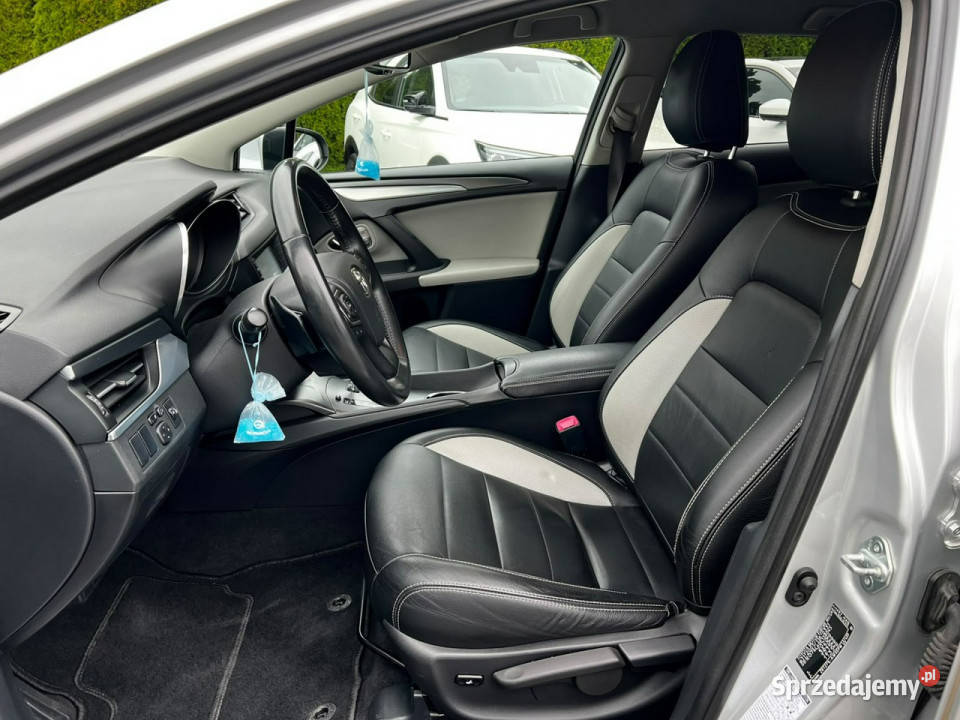 Toyota Avensis 18i 147 Automat Zarejestrowany światła do jazdy dziennej sprzedam