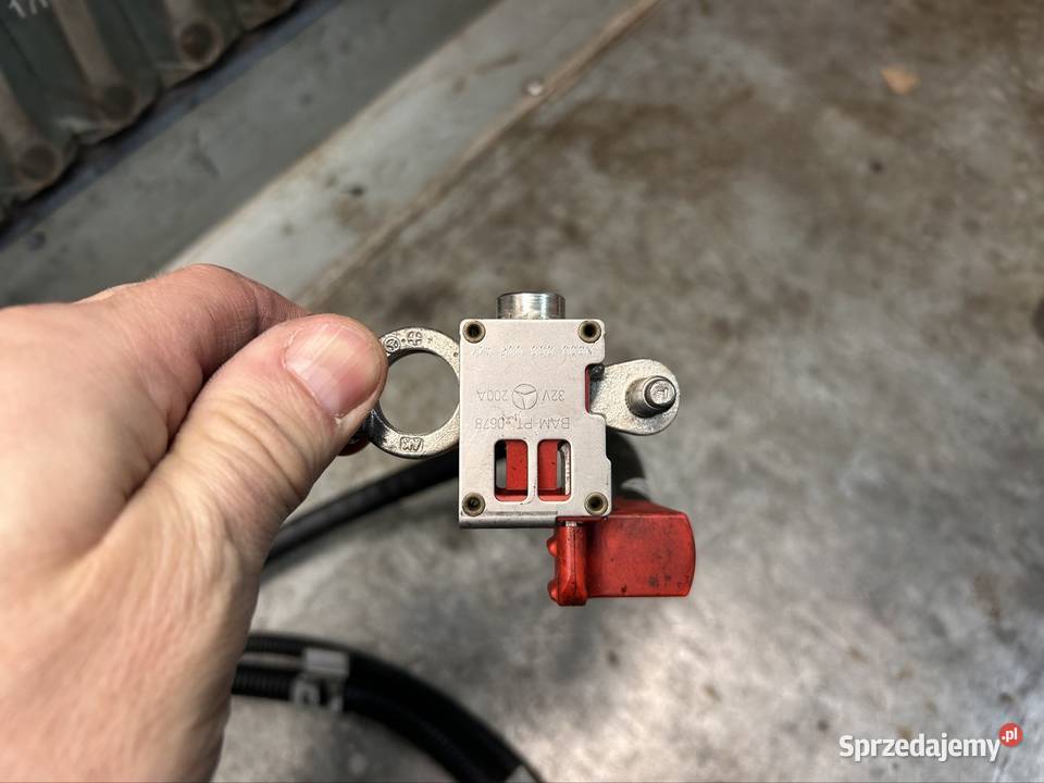 Klema pirotechniczna Mercedes w 204