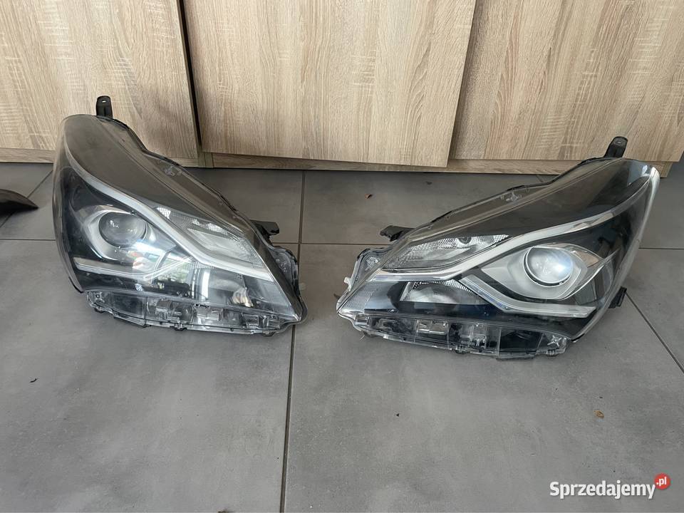 Toyota Yaris III lift reflektor przód kpl Oświetlenie Kozubszczyzna sprzedam