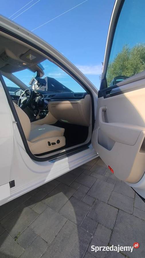 Skoda SuperB 15 benzyna Salon komputer pokładowy Superb