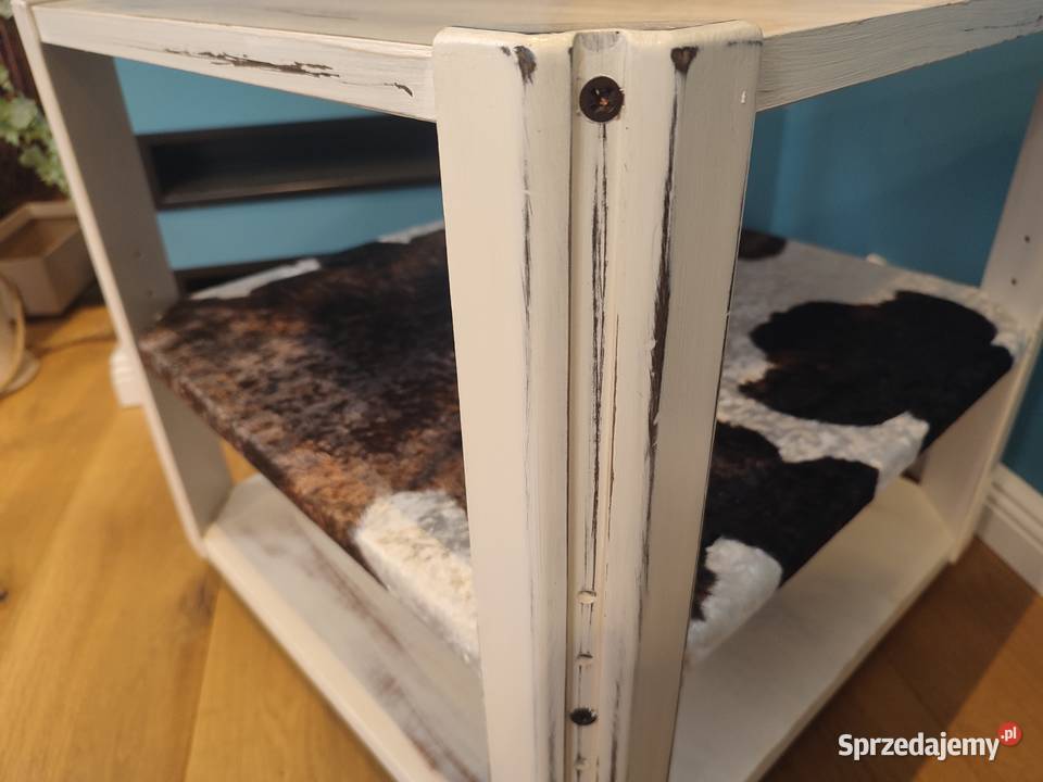 Piękny unikatowy stolik pomocnik biały z