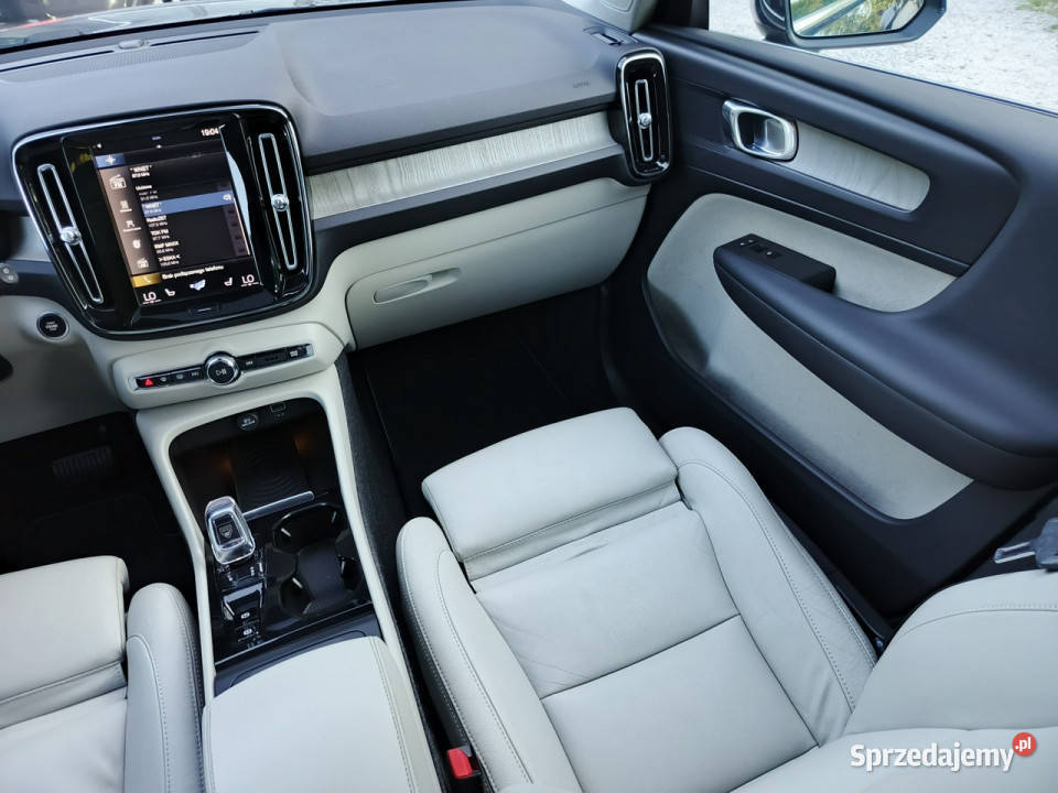 Volvo XC 40 2018r wersja Inscription 4x4 190 światła przeciwmgielne Warszawa