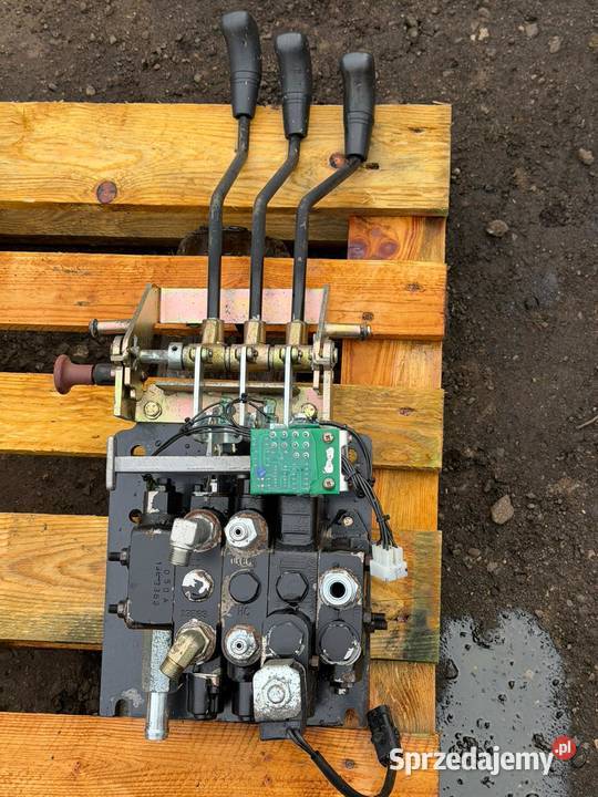 Rozdzielacz hydrauliczny trzysekcyjny DAWOO Antonie