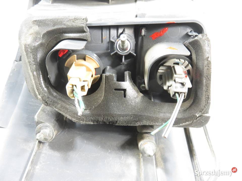 LAMPA PRAWA TYLNA TOYOTA AVENSIS VERSO M2