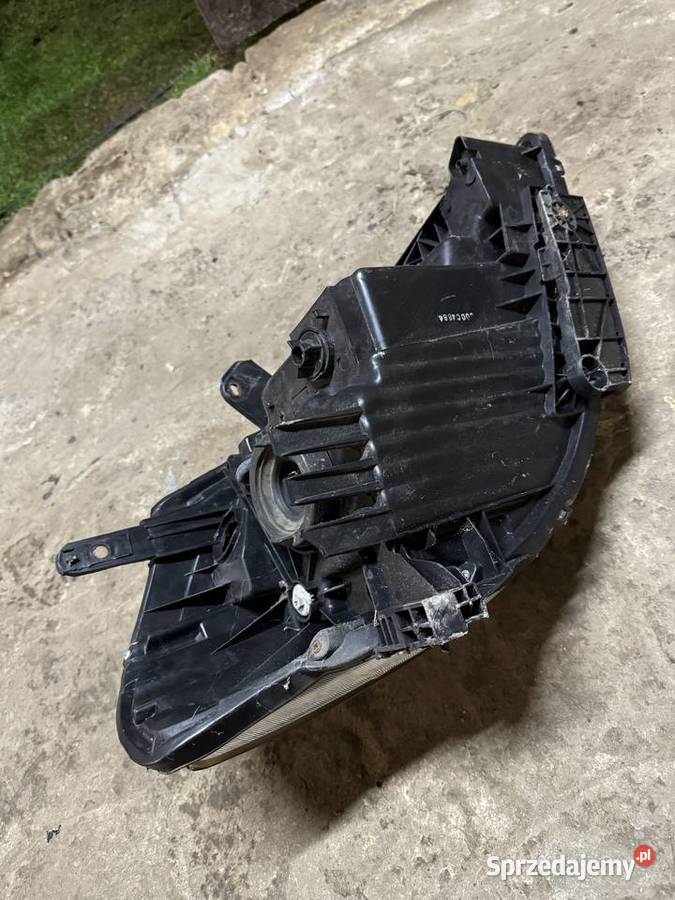 Lampa przednia Nissan Versa osobowe Zamość