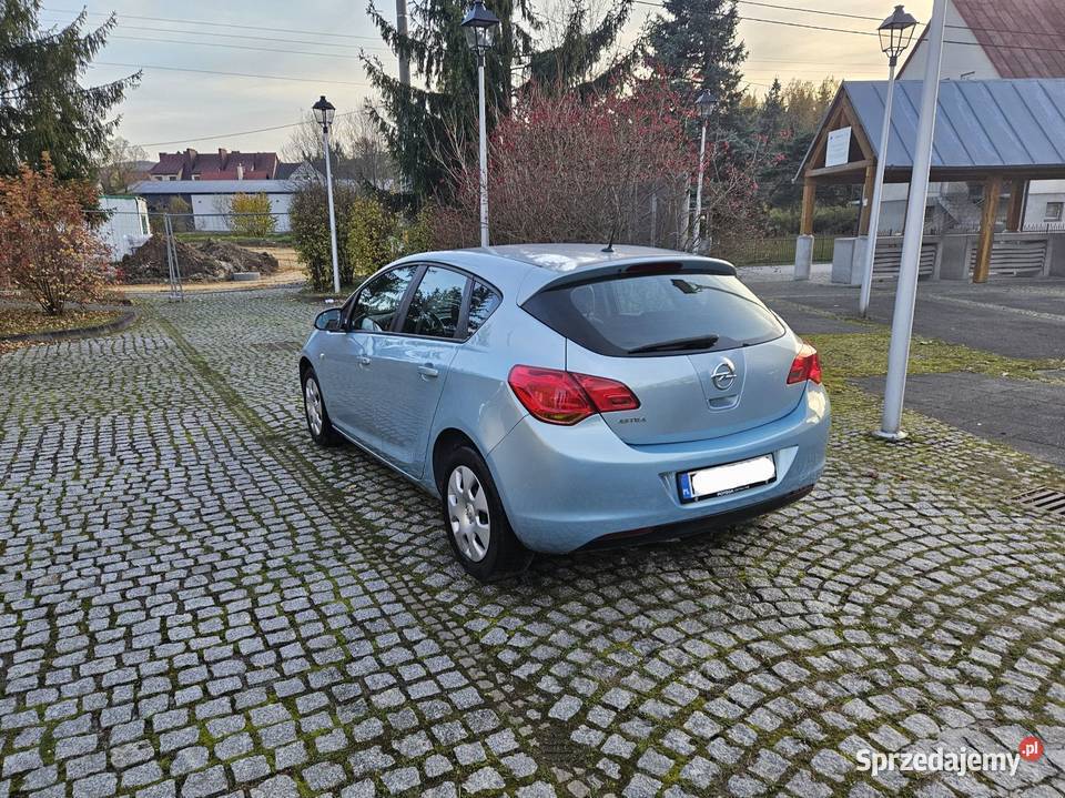 Astra J 2010r 14Benz 100 Klima Niski Przebieg Rok produkcji 2010