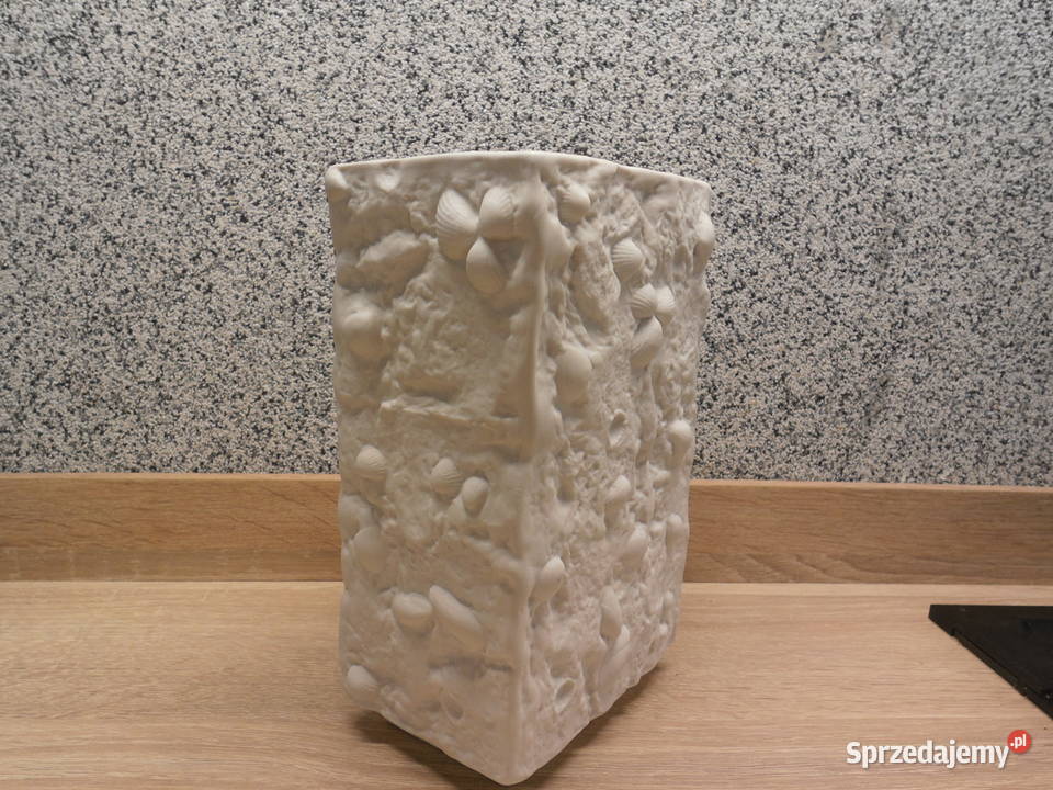 Porcelanowy wazon biskwitowy muszle Raszków