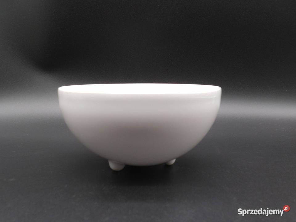 Biała porcelanowa miska na trzech nogach firmy Raszków