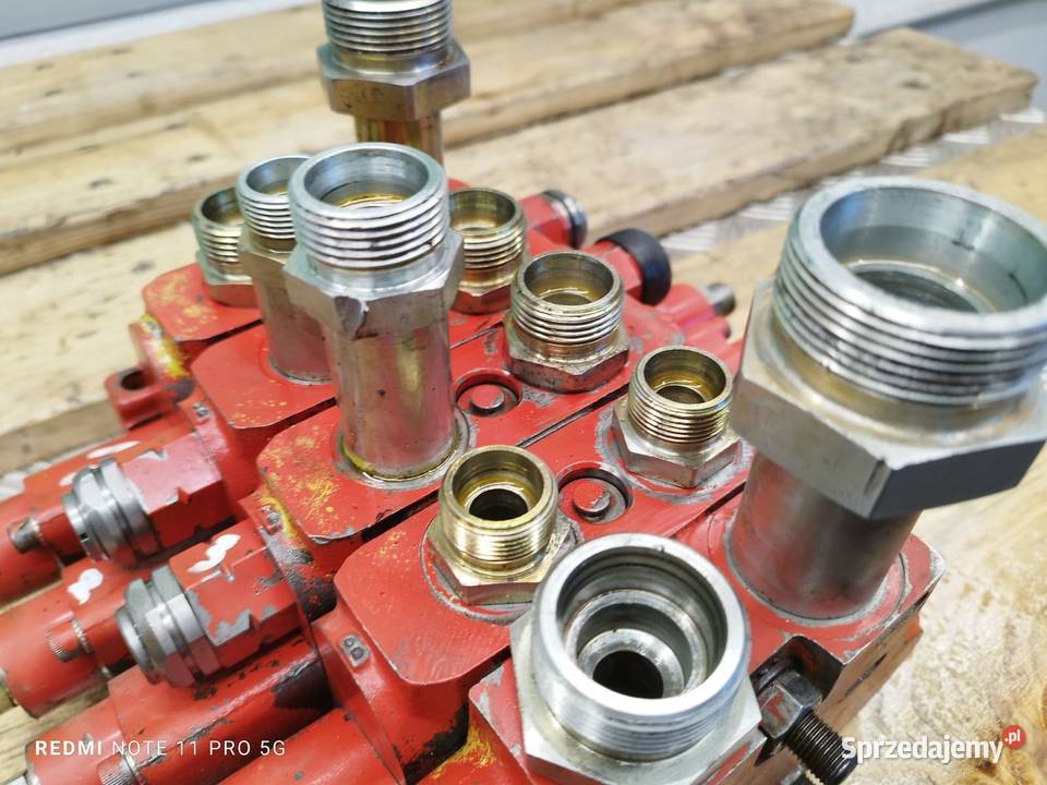 Rozdzielacz 205299 099530761 Manitou MLT 627 Wilkowo