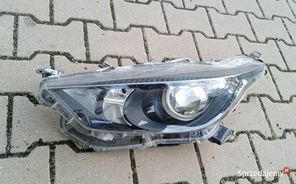 Toyota Yaris IV reflektor lampa lewy przód lewe Przeźmierowo