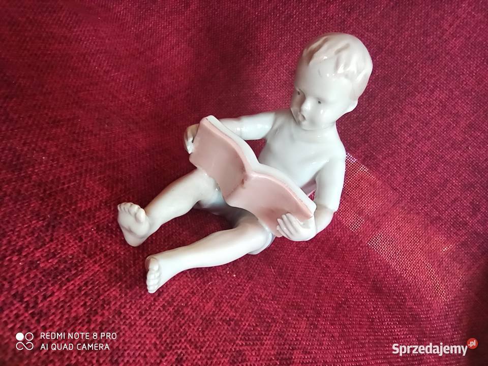 Figurka siedzącego chłopca czytającego książkę Gdańsk