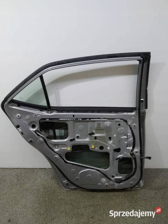 DRZWI LEWE TYŁ SEDAN E16 E17 E18 LIFT Toyota sprzedam