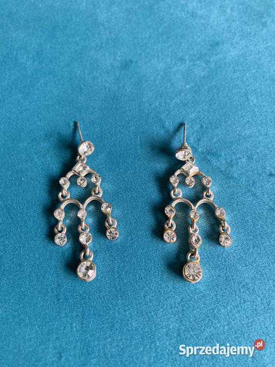 Śliczne bogate metalowe wiszące kolczyki Nisko