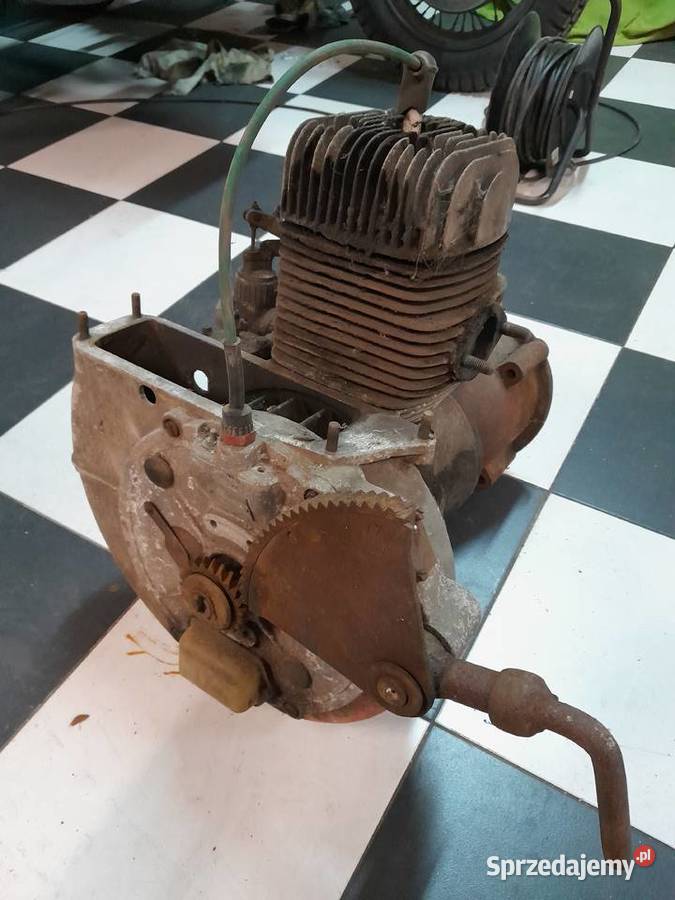 Ciągnik Dzik 2 z przyczepą w trakcie remontu Puszczykowo