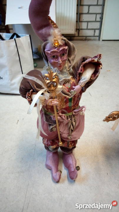 Błazny pięknie zdobione nakręczne kuranty