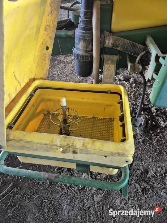 Opryskiwacz polowy ciągany John Deere 824