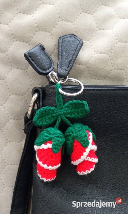 Różyczki wykonane na szydełku brelok do kluczy