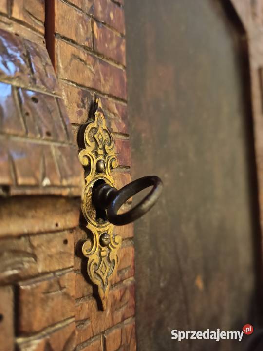 Antyk z początku XX wieku drewniana szafka w Dębowiec