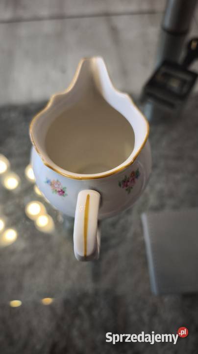 Porcelanowy mlecznik wyprodukowany fabrykę Porcelana i szkło Zalas