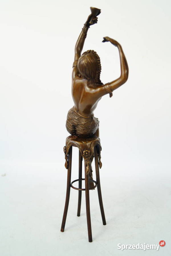 Egipcjanka z kieliszkiem figura z brązu rzeźba Gizałki
