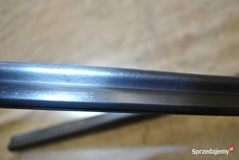 Uszczelki boczne maski przedniej BMW E60 E61 Poręba