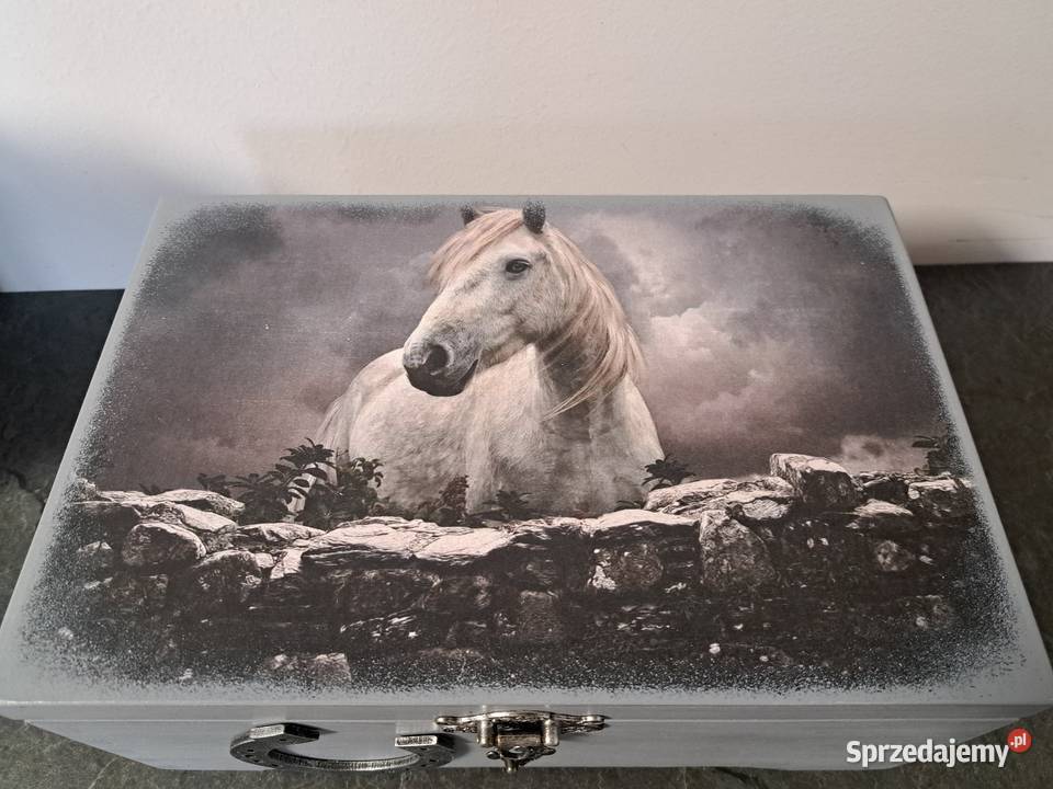 Kuferek konie szary handmade