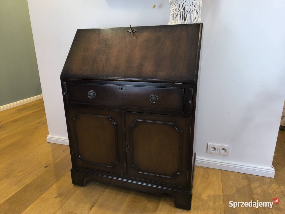 Piękny sekretarzyk pomocnikkomoda