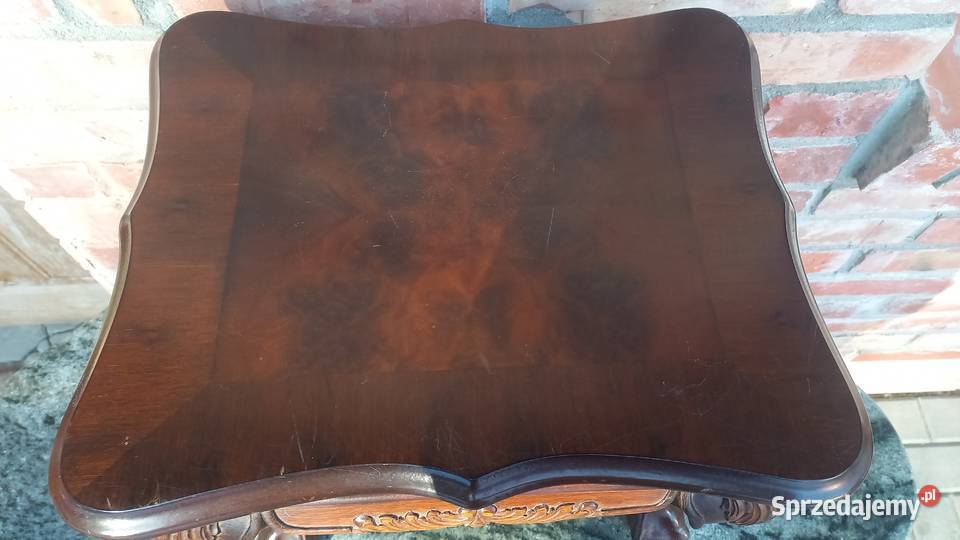 Drewniany stolik boczny w stylu Chippendale z Meble Gawroniec