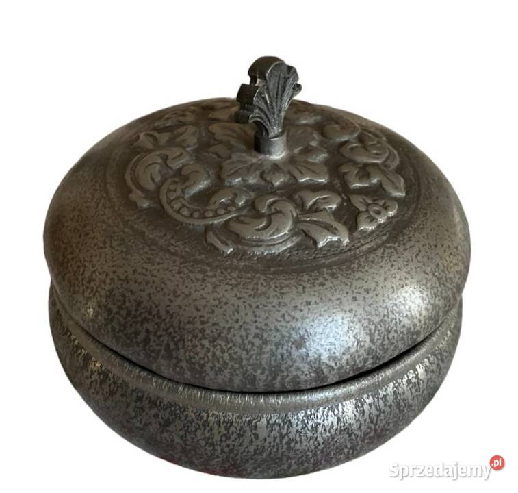 Pudełko cynowe ze zdobioną pokrywką z Mastad