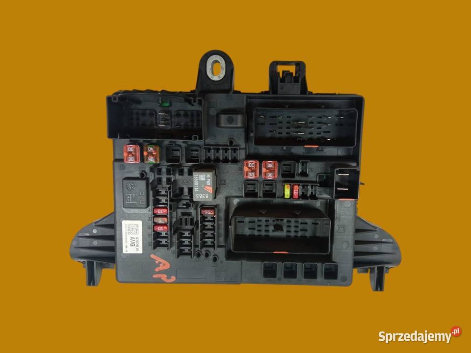 SKRZYNKA BEZPIECZNIKÓW 22737765 Opel Insignia I