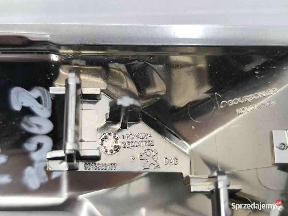 NAROŻNIK LISTWY OZDOBNEJ KONSOLI PEUGEOT 5008 II osobowe