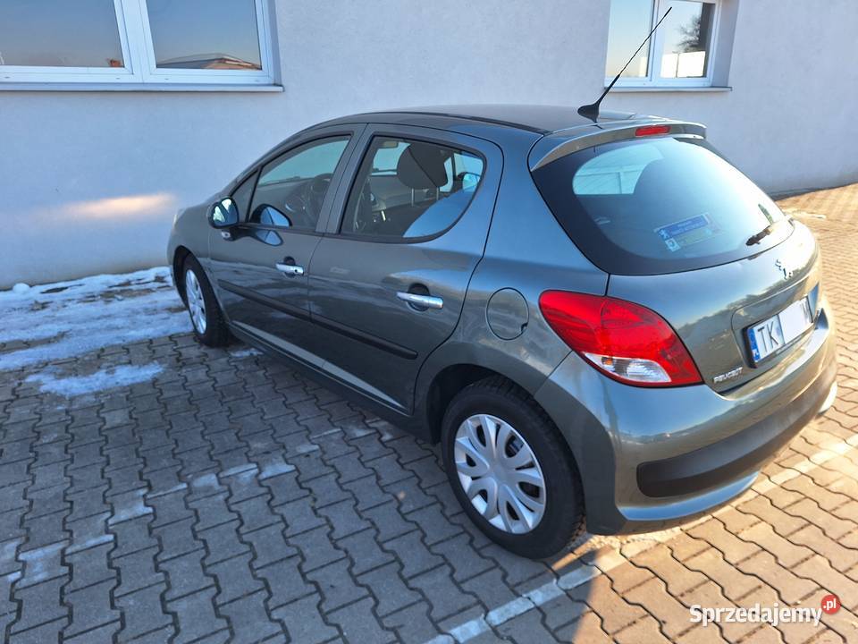 Sprzedam Peugeot 207 14 75 8v mały przebieh klimatyzacja sprzedam