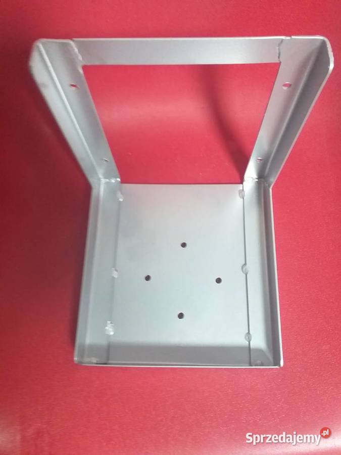 Automat sprzedający piłki i kapsuły w rozmiarze