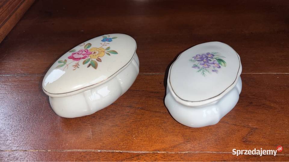 Puzderko W delikatnym kolorze ecru Z różyczką